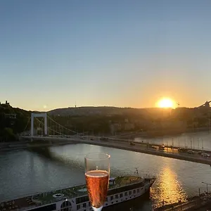  Apartamento Riverside Flat With King Castle View